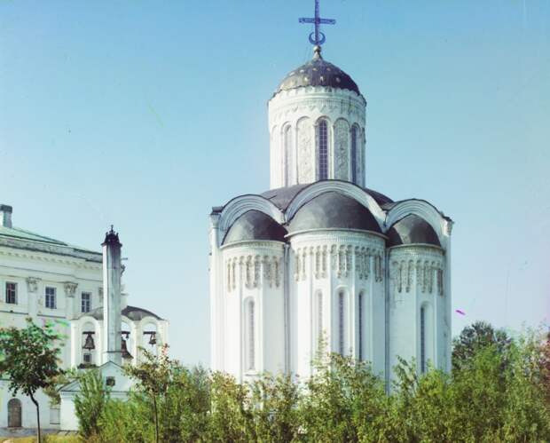 Алтарная сторона Димитриевского собора во Владимирской губернии.