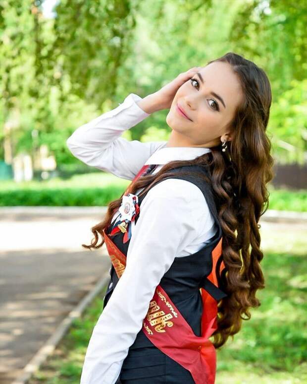 Гольфы и фартук: как выглядели выпускницы 2019 года (фото)