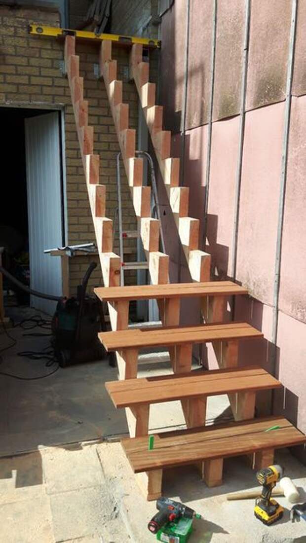 Наружная деревянная лестница своими руками