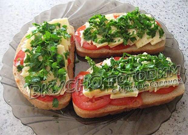 Горячие бутерброды с сыром, помидорами и петрушкой - шаг 2