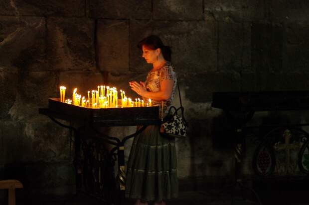 Картинки по запросу армения храм свечи