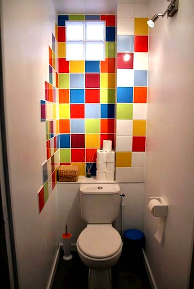 Акцентная стена в туалете. | Фото: Pinterest.