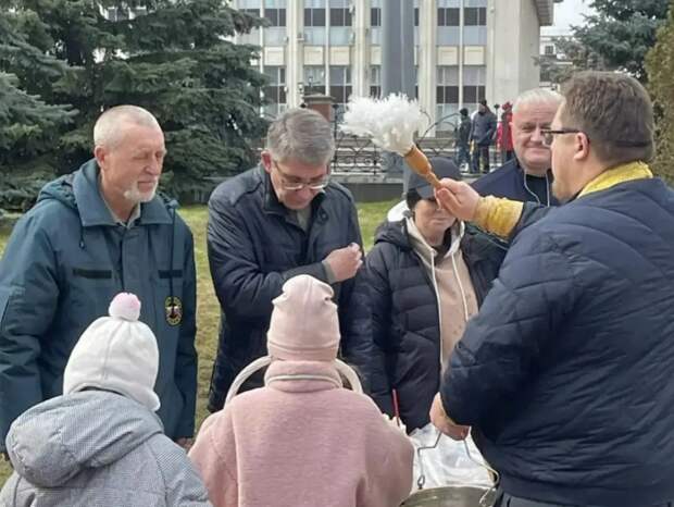 Губернатор Тульской области освятил пасху вблизи Успенского собора в Туле