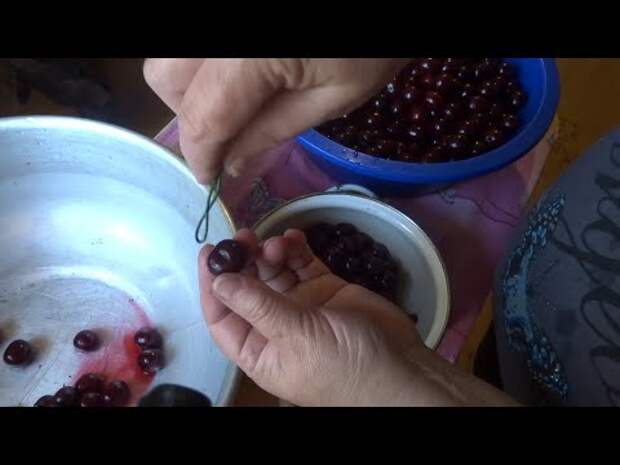 Как легко вытащить косточки из вишен