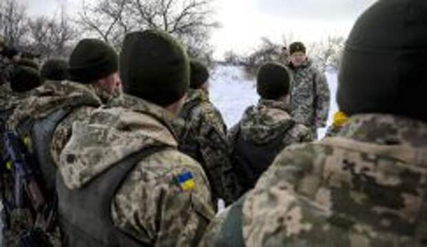 Президент Украины Петр Порошенко (на заднем плане)