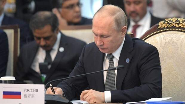 Путин и Си Цзиньпин поздравили РФ и КНР с 70-летием установления дипотношений
