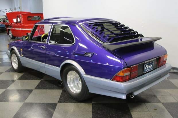 Гоночный Saab 900 с пятилитровым двигателем V8