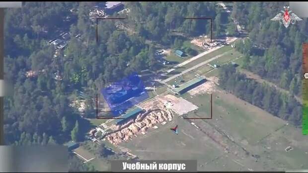 МО РФ выложило удар Искандером по лагерю подготовки 1-й бригады спецназа ВСУ в районе Шостки.