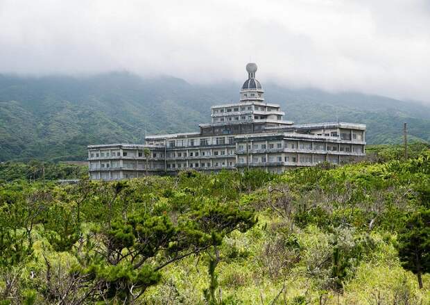 Отель Hachijo Royal Hotel на острове Хатидзедзима стоит заброшен более 10 лет (Япония). | Фото: <br>ralphmirebs.livejournal.com.