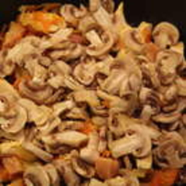 Добавить грибы, порезанные тонкими ломтиками, тимьян, накрыть крышкой и тушить на небольшом огне минут 10. После чего добавить соль, перец.