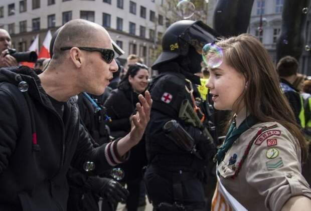 16-летняя Люси Мысликова выступает против демонстрации неонацистов в Чехии демонстрации, женщины, кадры, общество, протест, сильные женщины, сильные фотографии, фото