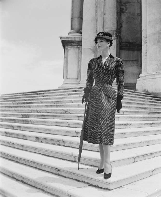 Модель в тотал-луке Christian Dior, 1951 год.