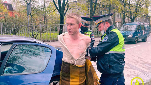 В Санкт-Петербурге голый мужчина ударил инспектора ДПС
