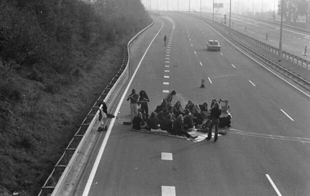 Пикник на скоростном шоссе во время Нефтяного кризиса 1973 года Источник: http://vse-krugom.ru/interesnye-istoricheskie-fakty-v-fotografiyax/ знаменитости, история, фото