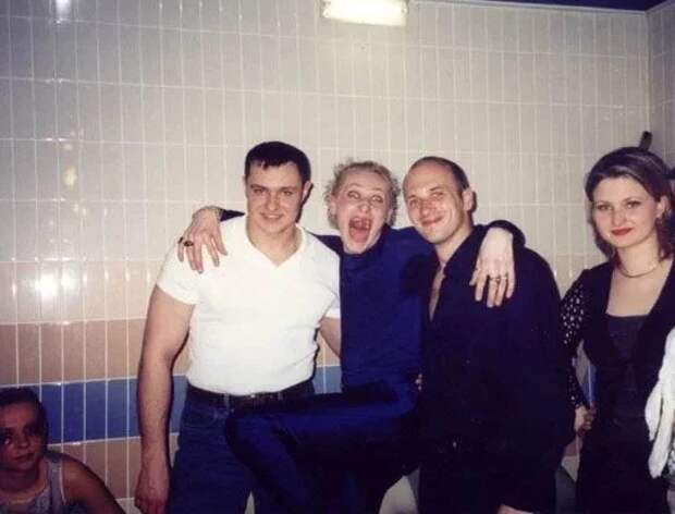 Я терпеть не могу 90-е за их фатальную безнадежность, когда в самом воздухе так явственно ощущалось, что нашей стране пришел конец.-9