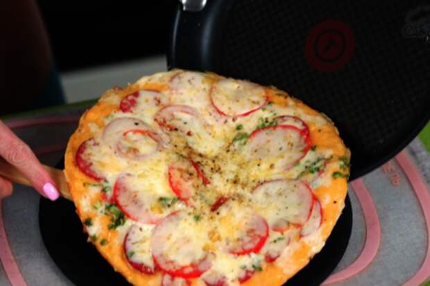 Домашняя пицца с сервелатом и томатами с сыром на сковороде: шаг 8