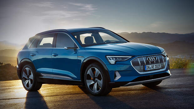 Audi e-tron. Офис Audi of America недавно хвастался поставкой 856 паркетников e-tron за первый полный месяц продаж. Всего в США пока реализовано 1644 единицы. Цены — от $74 800 (семь миллионов рублей). За эти деньги положены полный привод, отдача в 360 л.с., 660 Н•м и запас хода в 400 км по циклу WLTP.