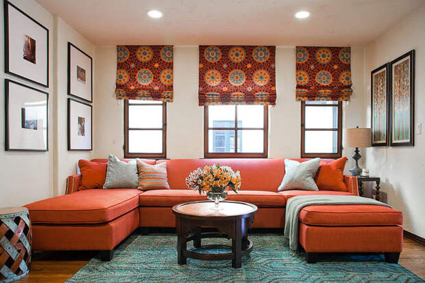 большой красный диван в интерьере гостиной фото