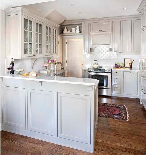 Белый интерьер маленькой кухни изобилует блеском. 