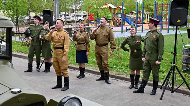 Военнослужащие Ракетных войск поздравили ветерана ВОВ персональным концертом