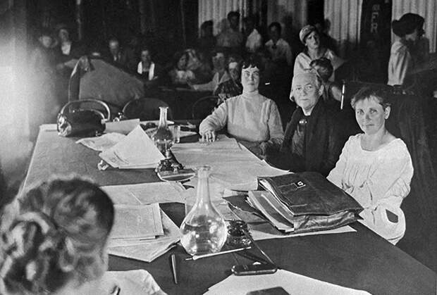 Немецкая коммунистка и борец за права женщин Клара Цеткин и российская революционерка Александра Коллонтай в президиуме II Международной социалистической женской конференции, 1910 год