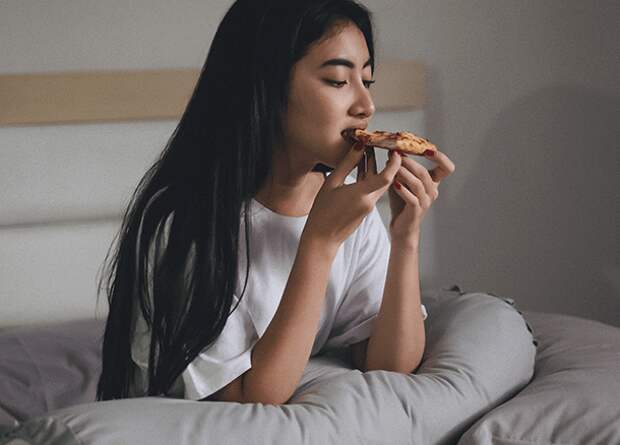 Почему мы любим поесть на ночь, когда это перерастает в синдром ночного переедания и как с этим справиться