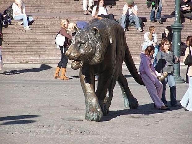Скульптура гуляющего тигра из Осло, Норвегия.