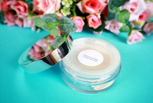 Becca Hydra mist. Фиксирует макияж, освежает кожу (влажная пудра). Хорошо сглаживает поры. Использую в жару