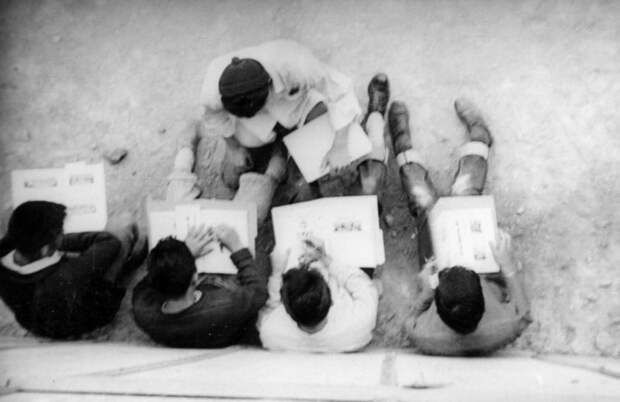 Students signing 1945 edition of <em>Ramblings</em?.