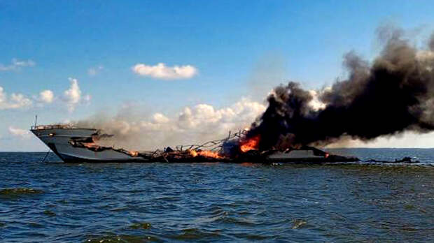 Все за борт: на Волге в Саратовской области сгорела яхта