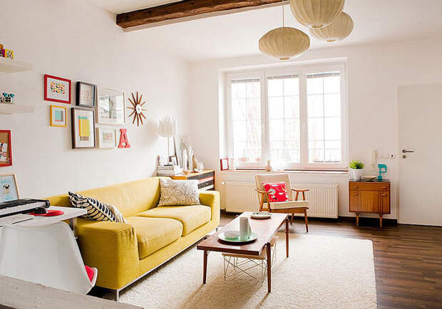дизайн гостиной с желтым диваном