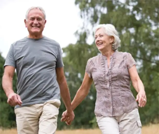 Здоровое питание пожилых. Счастливая старость. Женщина среднего возраста. Молодые пенсионеры. Человеку которому в зрелом возрасте.