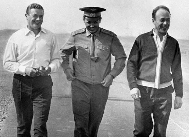 Советские космонавты (слева направо) Владислав Волков, Георгий Добровольский и Виктор Пацаев на космодроме Байконур. СССР, история, космос, факты