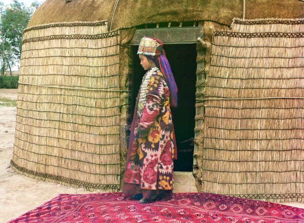 Женщина возле юрты, 1905-1915