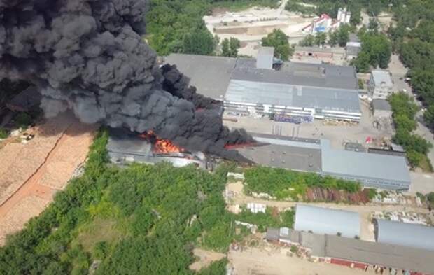 Появилось видео крупного пожара на складе в Самаре