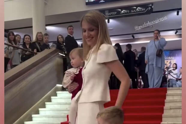 Певица Женя Малахова вышла в свет с детьми