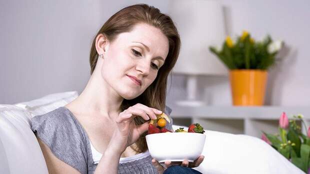 Гастроэнтеролог указал на опасность чрезмерного употребления фруктов и ягод