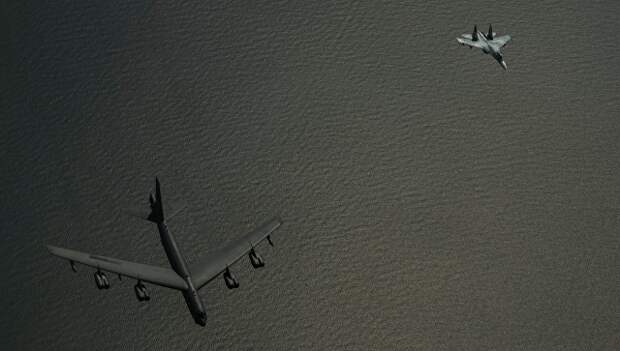 Российский истребитель Су-27 сопровождает американский бомбардировщик B-52 над Балтийским морем Российский истребитель Су-27 сопровождает американский бомбардировщик B-52 над Балтийским морем