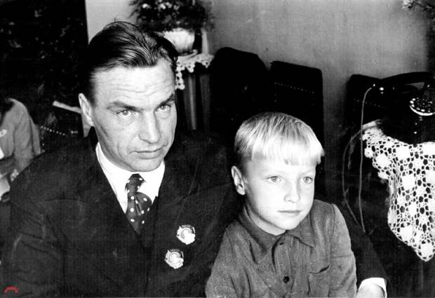 Валерий Чкалов с сыном Игорем.