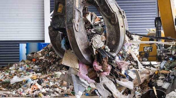 Управляющая компания по обращению с отходами в Ленинградской области начала строительство в Кингисеппском районе первого регионального комплекса глубокой переработки отходов (КПО) мощностью 300 тыс. тонн отходов в год; он будет обслуживать восемь районов