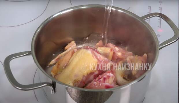 У меня теперь куриный бульон всегда получается красивого цвета, ароматный и прозрачный: 7 хитростей, которые всегда срабатывают