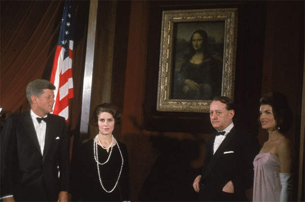 Джон и Жаклин Кеннеди с министром культуры Франции Андре Мальро и его супругой