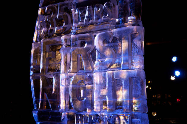 https://upload.wikimedia.org/wikipedia/commons/f/fc/First_night_ice_sculpture.jpg