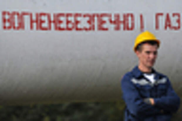 2714059 07.10.2015 Сотрудник "Укртрансгаза" у трубопровода недалеко от высокогорной газокомпрессорной станции "Воловец" в Закарпатской области. Стрингер/РИА Новости