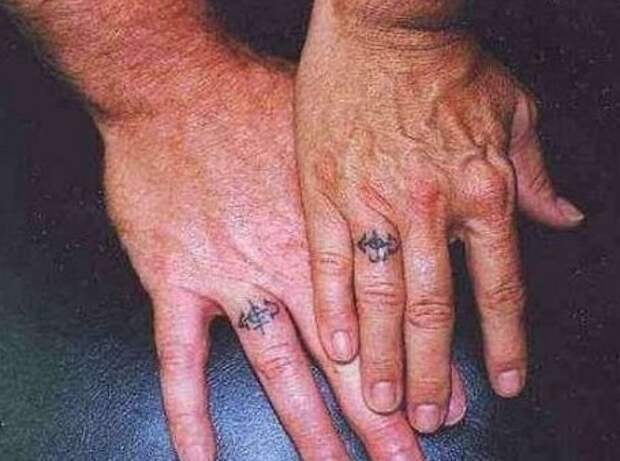 Фото Татуировка перстень на пальце Крест