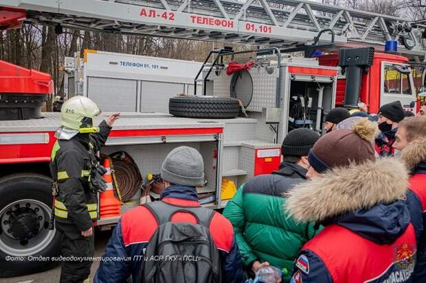 Пожарно-спасательный центр Москвы провел занятия по изучению техники для будущих огнеборцев