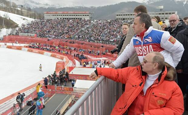 Президент России Владимир Путин на соревнованиях по горнолыжному спорту
