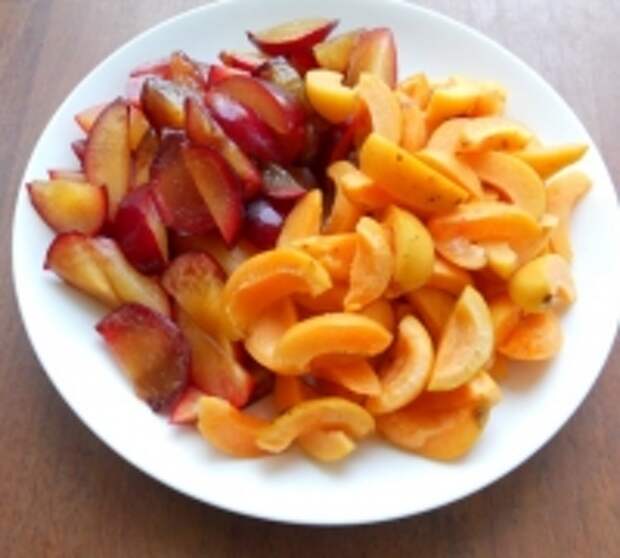 Шаг №1 - Сливы и абрикосы освободить от косточек. Порезать фрукты дольками.