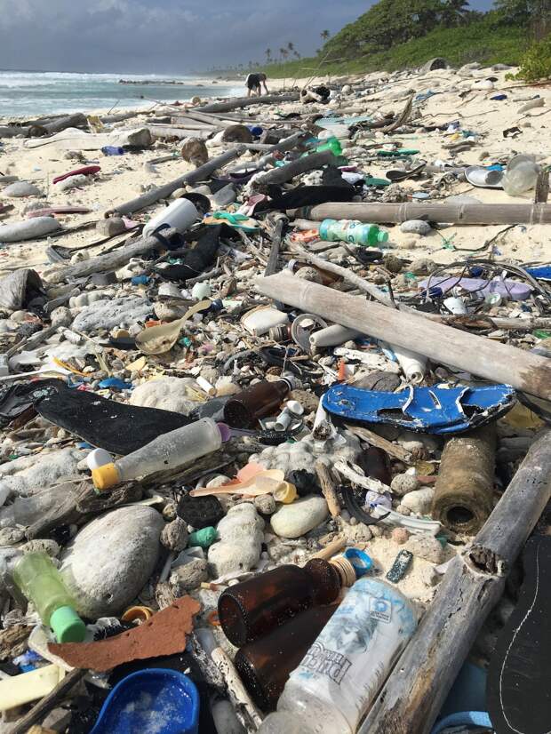 Пляжи Кокосовых Островов теперь завалены пластиковыми отходами