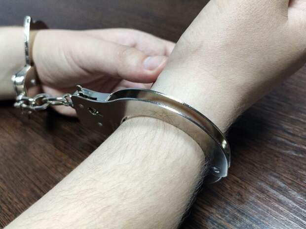 Пьяный читинец удерживал в квартире девушку, угрожая ей молотком и деревянной доской
